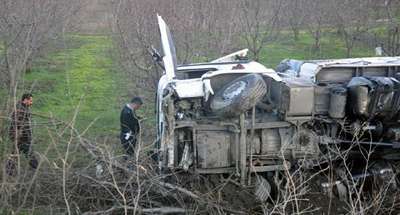Turgutlu'da TIR devrildi: 2 yaralı