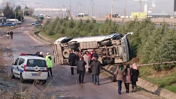 Gizli buzlanma nedeniyle öğrenci servisi devrildi: 20 yaralı- yeniden