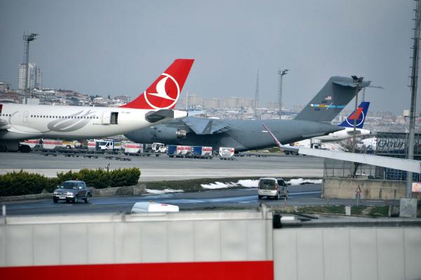 Biden'ın kullanacağı eşya ve malzemeler askeri uçakla geldi