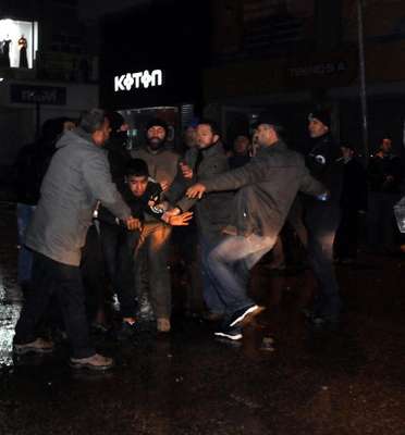 DİYARBAKIR'DA BİR TARAFTA HALAY, BİR TARAFTA OLAY
