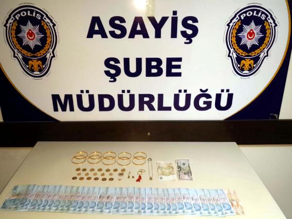 Yaşlı kadını dolandıran 2 kişi otobüste yakalandı