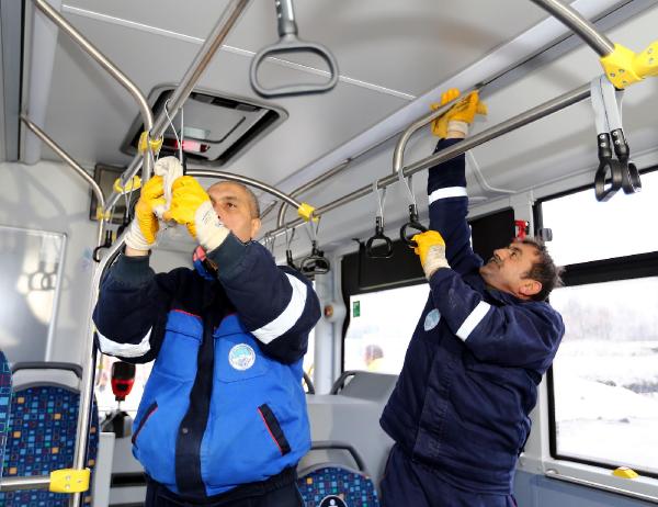 Büyükşehir, otobüsleri dezenfekte ediyor