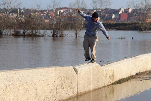 Sulara gömülen tarihi köprüden tehlikeli geçiş