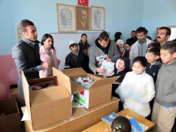 Midyat'ta kolej öğrencilerinden köy okuluna giysi yardımı