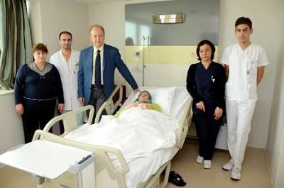 80 yaşındaki kadına 2 santimlik kesiyle karın ameliyatı