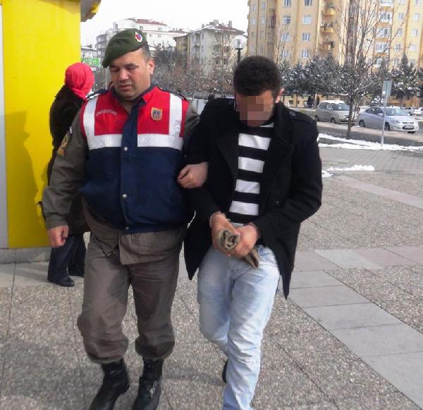 Annesiyle ilişkisi olduğu iddiasıyla öldürmüş