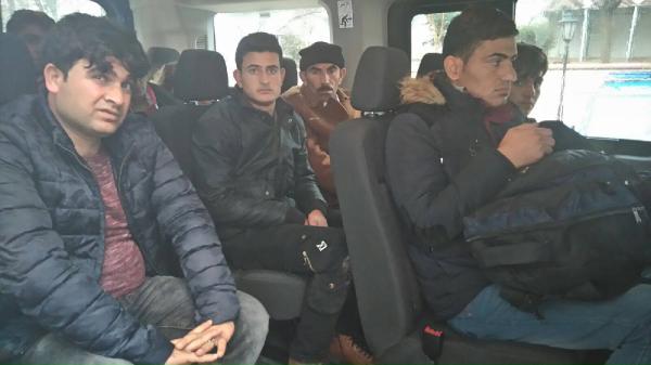 Kaza yapan minibüsün içinden Suriyeli kaçaklar çıktı