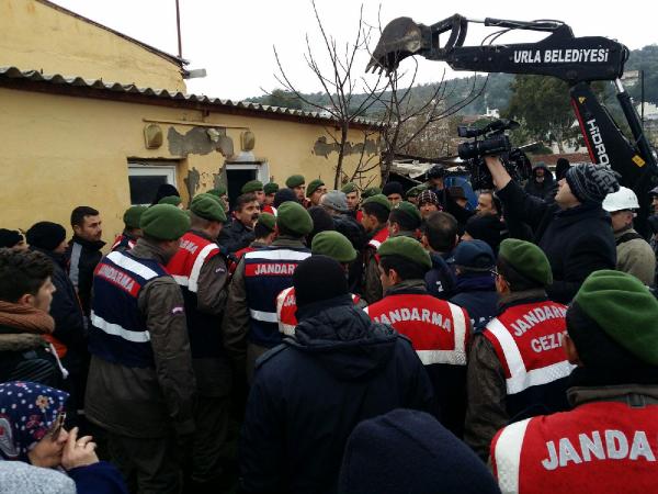 Urla Balıklıova'daki 74 ev için Danıştay'dan çıkan karar sonrası yıkım gerginliği (2)