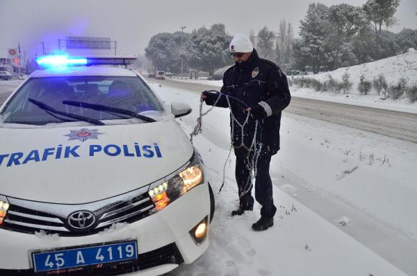 Manisa'da kar 1.5 saatte hayatı durdurdu