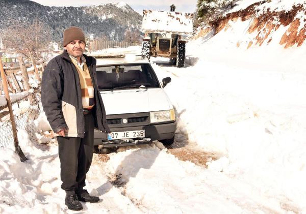 Alanya'da sahilde dalgalar, yüksekte kar etkili oldu