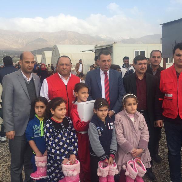 Türk Kızılayı Zaho'da 900 göçmen çocuğa kışlık ayakkabı dağıttı