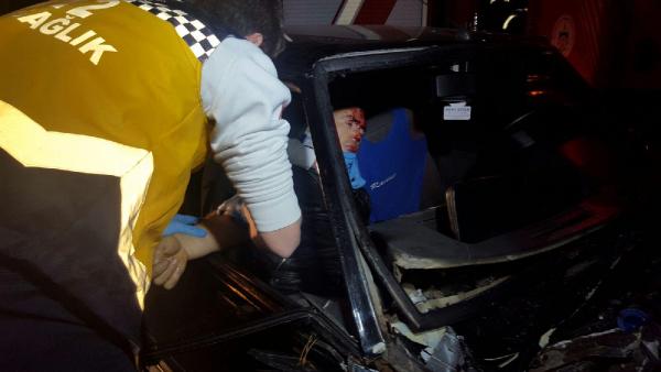 Halk otobüsüne çarpan otomobilin sürücüsü öldü