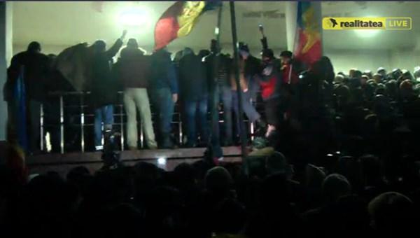 Moldova'da parlamento baskını
