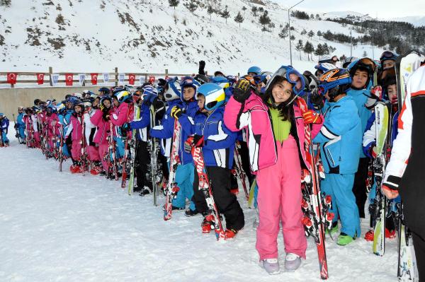 Palandöken'de geleceğin kayakçıları yetiştiriliyor