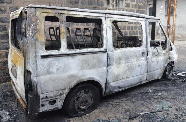 Siverek’te minibüs ile otomobil kundaklandı