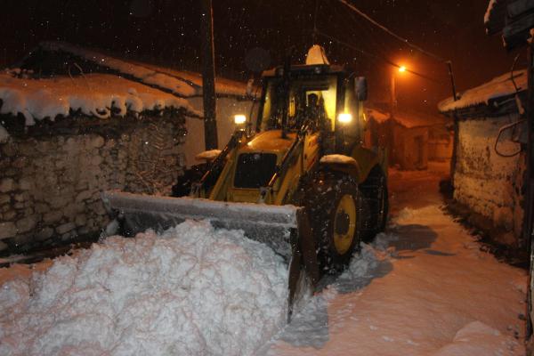 Kınık ve Bergama'da ekiplerin kar mesaisi