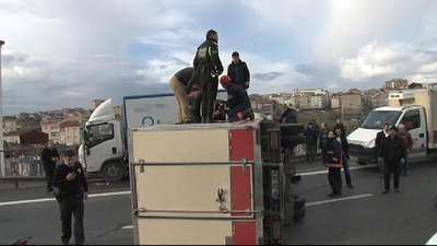 Kamyonet devrildi: O-3 yarım saat trafiğe kapandı