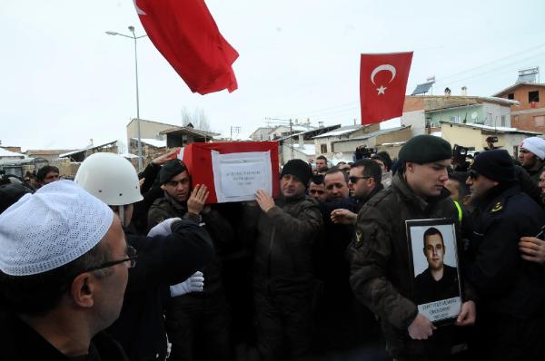 Şehit polis Erbay, Bayburt'ta gözyaşlarıyla toprağa verildi