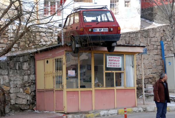 Niğde'de bir otomobil çatıya düştü, bir otomobil camiye girdi