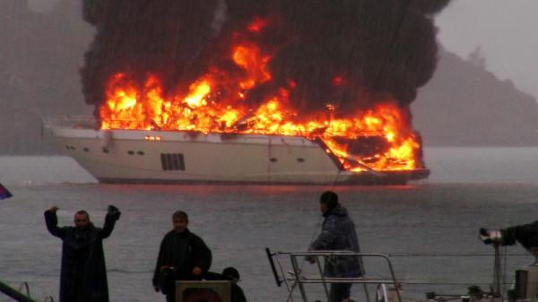 Fethiye'de marinaya bağlı lüks yat yandı
