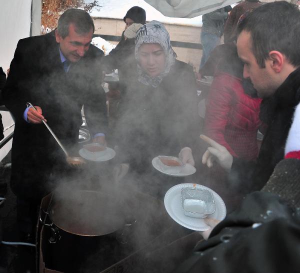 Kar yağışı altında öğrencilerden halka çorba ikramı