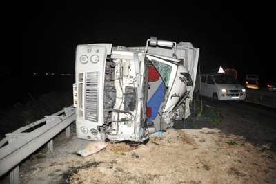 Bursa'da kereviz yüklü kamyon devrildi: 3 yaralı