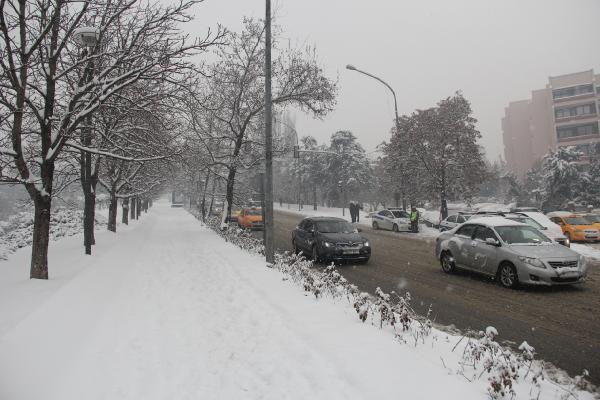 Ankara'da kar yağışı etkili oluyor