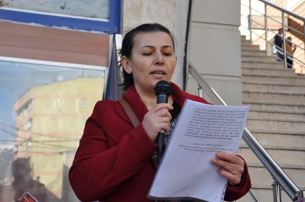 Artvin’de kadınlar, imam eşi tarafından öldürülen hemşire için sokağa döküldü