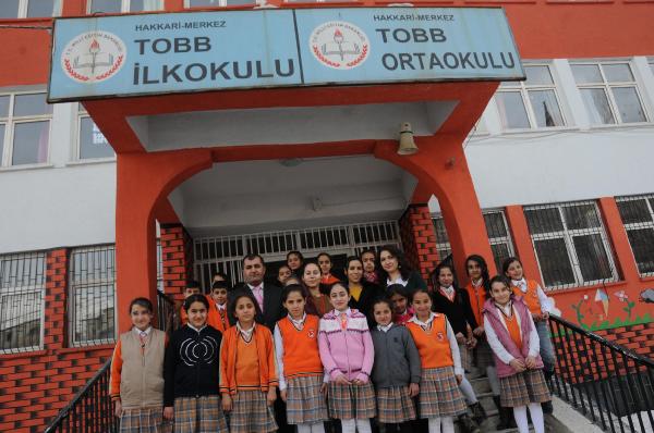 Hakkari'de kadın öğretmenler okulun yakılan bodrum katını kütüphaneye çevirdi