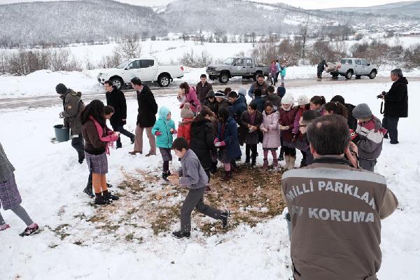 Öğrenciler yaban hayvanları için yiyecek bıraktı