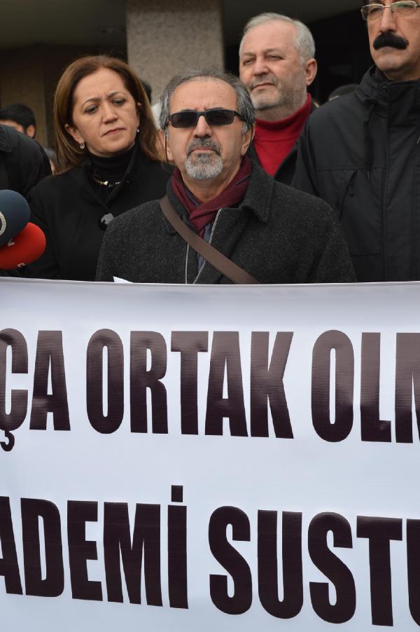 Bildiriye imza atan akademisyenlere destek