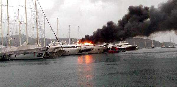 Fethiye'de marinaya bağlı lüks yat yandı (2)