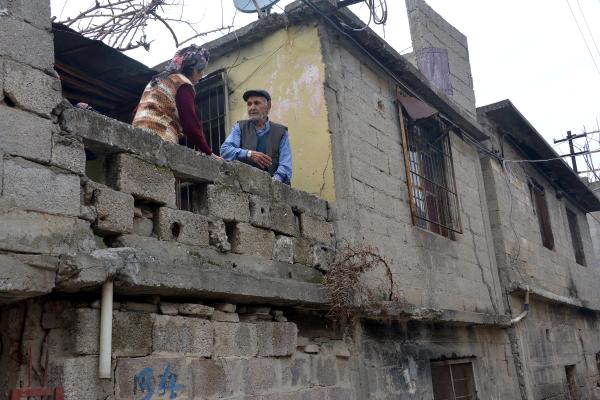 Altın ve paraları dolandırıcılara poşetle attılar