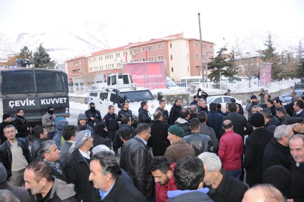 Hakkarililer taşınmaya karşı valiliğe yürüdü