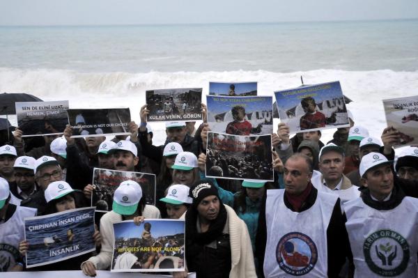 Konyaaltı Sahili'nde 'Aylan'lar ölmesin' eylemi