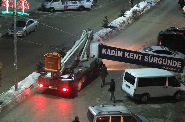 Hakkarililer taşınmaya karşı valiliğe yürüdü (2)