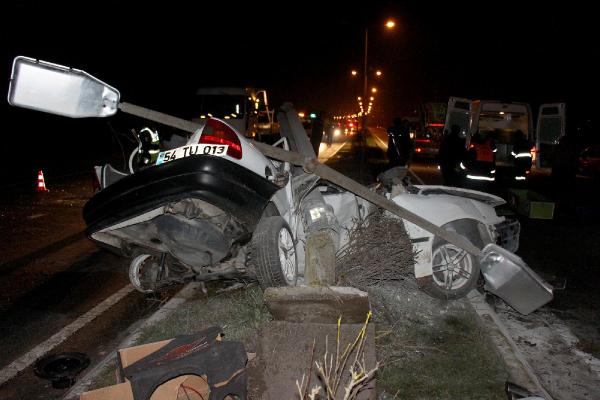 Aydınlatma direğine çarpan otomobilden fırlayarak öldü