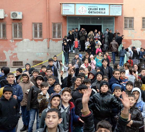 Diyarbakır'da okul bahçesinde karne bekleyen öğrencilere PKK'dan bombalı saldırı: 5 öğrenci yaralı (2)- yeniden