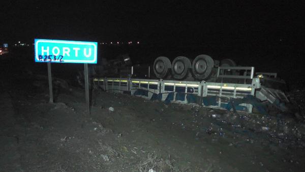 TIR şarampole devrildi: 2 yaralı