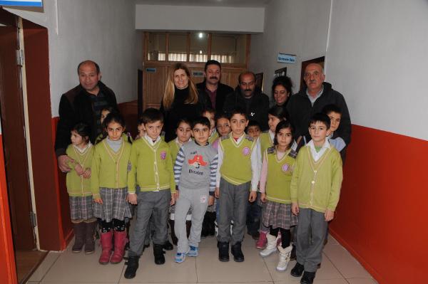 Hozat'taki öğrencilere Bakırköy'den giysi ve kırtasiye yardımı