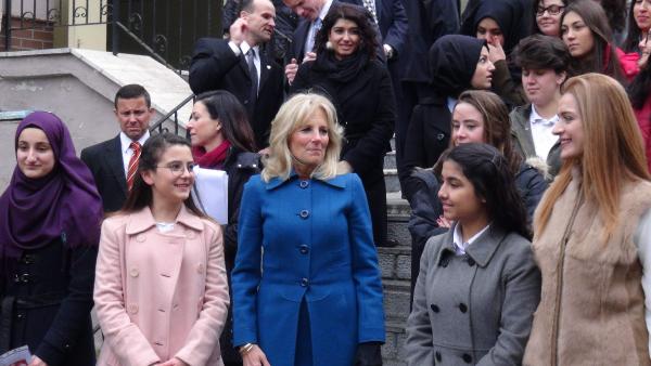 Joe Biden'in eğitimci eşinden karne ziyareti