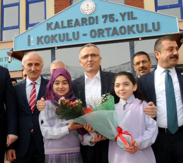 Bakan Ağbal, Bayburt’ta öğrencilere karne verdi