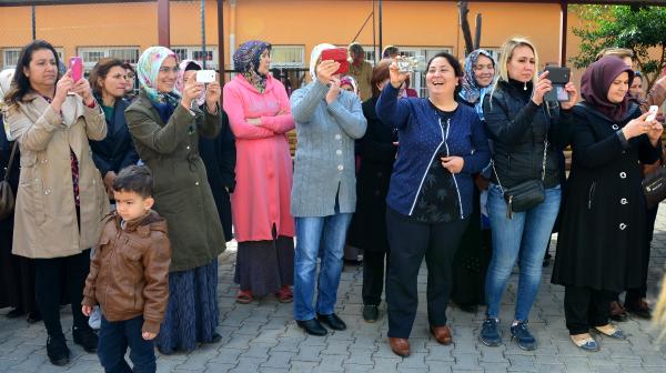 Vali'den karnesini aldı, 'Vali nasıl olunur?' diye sordu