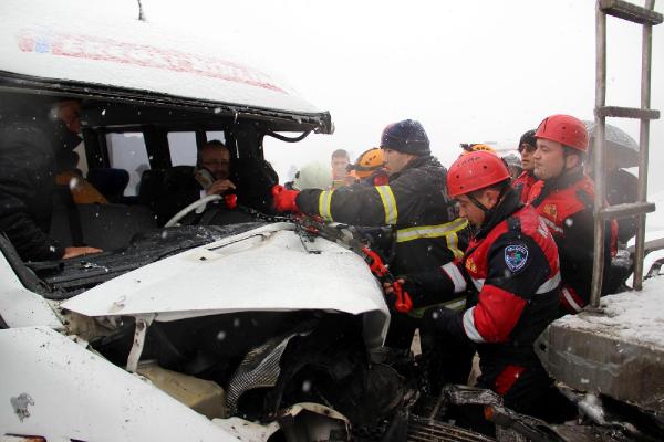 Minibüs TIR'a çarptı: 11 yaralı