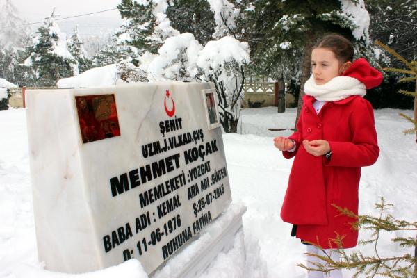 Şehit kızı Gülten, karnesini alıp babasının mezarına gitti