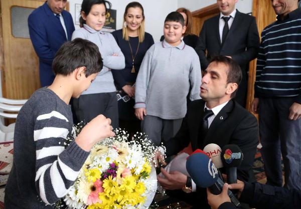Yürüme engelli Çelik'e karnesi evinde verildi
