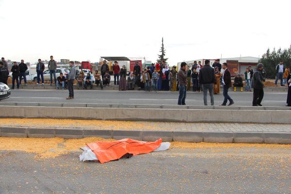 Elinde karne ve takdir belgesi ile TIR'ın altında can verdi