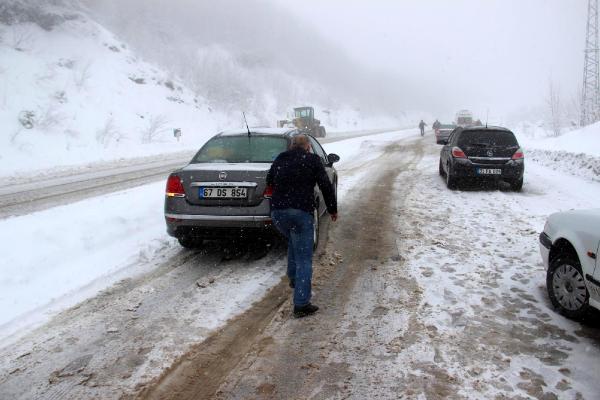 Zonguldak'ta kar ulaşımı aksattı