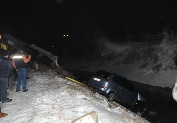 Kaskodan para almak için otomobilini kanala attı, kameraya yakalandı