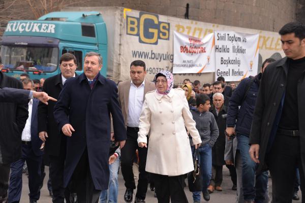 Ak Partili Özdağ, Sur'da silah sesleri arasında konuştu